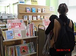 おはなし会の間は場所を移動。どれを借りようかな...。（緑図書館　「赤ちゃんタイム」を行いました）