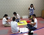 中央に訓練用の乳児人形が寝かされています。(天白図書館 「こんなとき、どうする?~保育園で気をつけている子どもの事故~」を行いました)