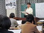 全員で声を揃えて音読（天白図書館　開館40周年記念講演会「東海TV庄野アナの音読教室～ 声を出してリフレッシュ」を行いました）