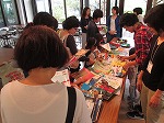 好きな絵本の表紙を選びます。（山田図書館　「山田図書館おはなし会＆工作会in庄内緑地」を行いました）