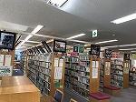一般コーナーの書棚側面にも展示しました。（山田図書館　「山田高校写真部作品展 in 山田図書館」を行いました）