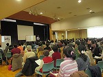 たくさんの参加者でにぎわいました。（山田図書館　「イキイキ音読セミナー～庄野アナと音読を楽しもう！～」を行いました）