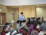 参加者と会話のある楽しいセミナーでした。（山田図書館　「イキイキ音読セミナー～庄野アナと音読を楽しもう！～」を行いました）