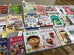 食育やおやつに関する本を展示・貸出しました。（山田図書館　名古屋文理大学短期大学部　連携講演会「幼児期の食事とおやつ」を行いました）