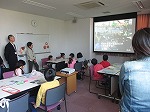 まずはビデオで市場の一日を学びます。（山田図書館　「ギョギョっと体験！おさかなのせかい」を行いました）