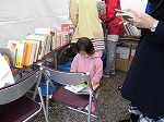 音の出る絵本に夢中。（南陽図書館　「南陽地域ふれあいまつり」に参加しました）