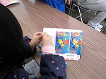 ひもを通すのがちょっと難しい。（南陽図書館　「南陽地域ふれあいまつり」に参加しました）