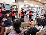 演奏の様子（南陽図書館　「クリスマスソングを楽しもう♪オカリナコンサートin南陽図書館」を行いました）