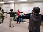 肩の運動中。（南陽図書館　「健康ストレッチ教室」を行いました）