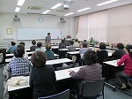 寄せ植えについてのアドバイスや注意点を説明しているところ（志段味図書館　園芸講座「秋から冬のガーデニングを楽しもう！」を行いました）