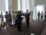 鶴舞中央図書館長より小森歯科医師会長へ感謝状が贈られました。（緑図書館・徳重図書館　緑区歯科医師会様「ははの箱基金」から乳幼児向け絵本が寄贈されました）