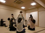 2日目の様子です。ぽーん！わらべうたにあわせてたかいたかい♪（徳重図書館　「子どもと本の講座」を行いました）