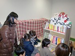 おはなし会終了後の様子。皆さん真剣に本を選んでいます。（徳重図書館　「赤ちゃんタイム」を行いました）