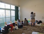 ゆったりゆっくり本とふれあえます。(図書館の本が中川児童館にお出かけ!「ここにもライブラリー」実施しています!)の大きな画像へ