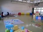 まわりには遊具がいっぱい。(図書館の本が中川児童館にお出かけ!「ここにもライブラリー」実施しています!)の大きな画像へ