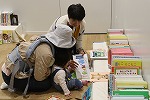 ここにもライブラリーの様子(図書館の本が星が丘テラスにお出かけ!「ここにもライブラリー」実施しています!)