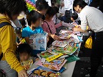 はじめにえほんカバーを選んでます。（なごやっ子読書イベントが開催されました！）