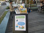 星が丘テラスのウッドデッキでは、本の展示をしました。（鶴舞中央図書館　「椙大生と本であそぼう！」を行いました）