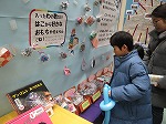 どれにしようかな？（鶴舞中央図書館　「ファミリーデーなごや」にブースを出展しました）