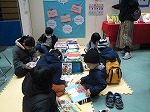 読み始めると止まらない...。（鶴舞中央図書館　「ファミリーデーなごや」にブースを出展しました）