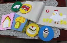 やわらかなてざわりの布の絵本。部品をはずしたりしてあそべます。(鶴舞中央図書館 名古屋ベンチャークラブ様よりご寄贈いただきました)