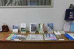 報告会では、関連資料のご紹介もしました。（鶴舞中央図書館　報告会「震災からの復興支援　陸前高田市立図書館への司書派遣報告」を行いました）