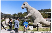 東山動植物園「イグアノドン」の恐竜像の前で（鶴舞中央図書館　名古屋なんでも調査団「鶴舞公園に龍がいた？！」調査日誌 No.11）