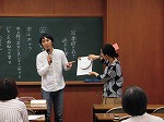 詩作に使う本のひとつは、村田さん（左）考案のNDCルーレット（本の分類記号が書いてある）を回して決めました。（鶴舞中央図書館　詩作ワークショップ「図書館の森で迷子を楽しむ」を行いました）