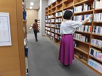 棚の中に迷いこんで本を選びます。（鶴舞中央図書館　詩作ワークショップ「図書館の森で迷子を楽しむ」を行いました）