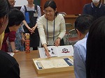 石垣司書「この本（下）は『尾張名所図会』という江戸時代の観光ガイドブックです。凧をあげている場面があるのですが、よく見ると、この地方特有の「名古屋凧」（上）であることがわかります」。（鶴舞中央図書館　「本のめがねで名古屋を見る」を行いました）