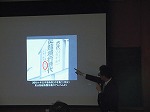 「恐龍の化石の實物が標本室に陳列しています」と書かれた案内表示（鶴舞中央図書館　報告会「鶴舞公園に龍がいた？！」を行いました）