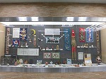 世界の様々なサンタクロースやクリスマスに関連する人形や壁掛けを展示しています。（鶴舞中央図書館　「世界のサンタクロース展」）の大きな画像へ