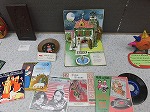 関連本やレコードも展示しています。（鶴舞中央図書館　「世界のサンタクロース展」）の大きな画像へ