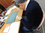 糸かがりの工程。針運びがむずかしい...。（鶴舞中央図書館　「マナーアップ講座」を行いました）