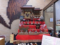 展示の様子（鶴舞中央図書館　「大正時代のおひなさま」）