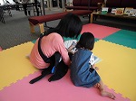 おかあさんに絵本を読んでもらっているの♪（熱田図書館　「あつたっ子ひろば」でおはなし会を行いました）