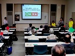 がんクイズは、緑〇赤×のカードで参加。（熱田図書館　講演会「がんの備えは大丈夫？」を行いました）