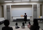 大人も子どもも一緒に朗読を聴きました。（熱田図書館　なごやっ子読書記念「あつたとしょかんまつり」を行いました）