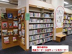 ティーンズコーナーの柱です。（熱田図書館　熱田高校ESS部作成の「英語による本の紹介コーナー」を設置しました）