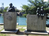 原爆ドーム横の赤い鳥碑（熱田図書館　朗読公演会「赤い鳥百年」）