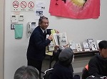 最後に館長が本を紹介（熱田図書館　第1回熱田区スポーツ教養講座「「オリンピック」ってなんだろう？」を行いました）