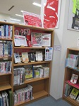 スポーツ資料コーナーの一角に「ドルフィンズ・コアラーズ応援コーナー」を新設しました。（東図書館　「名古屋ダイヤモンドドルフィンズ・三菱電機コアラーズ応援コーナー」を新設しました）