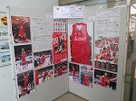 3階入口付近で選手のサイン入りユニフォームや選手の写真のパネル展示などを実施しています。（東図書館　「名古屋ダイヤモンドドルフィンズ・三菱電機コアラーズ応援コーナー」を新設しました）