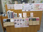 展示の様子（東図書館　「雛巡りスタンプラリー」関連展示）