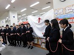 みんなで紅白綱を引いて除幕。開設です！（東図書館　「高校生セレクトコーナー」を開設しました）