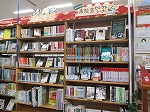 「高校生セレクトコーナー」とお隣にできた「ぶんごうコーナー」（東図書館　「高校生セレクトコーナー」を開設しました）