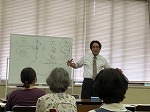 身振り手振りを交えての熱演です。（中村図書館　「『源氏物語』の魅力」を行いました）