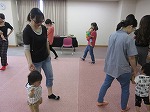 みんなでまるくなって歩いたり、その場でまわったり。（港図書館　「季節のえほんとわらべうた」を行いました）