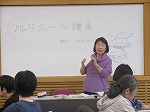 製作工程の説明を聞いています。（港図書館　「世界で1つだけのノートづくり」を行いました）