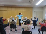 指を使った運動、でも結構難しい?(瑞穂図書館 「港図書館 「どなたでもできる「簡単!健康運動教室」」を行いました)